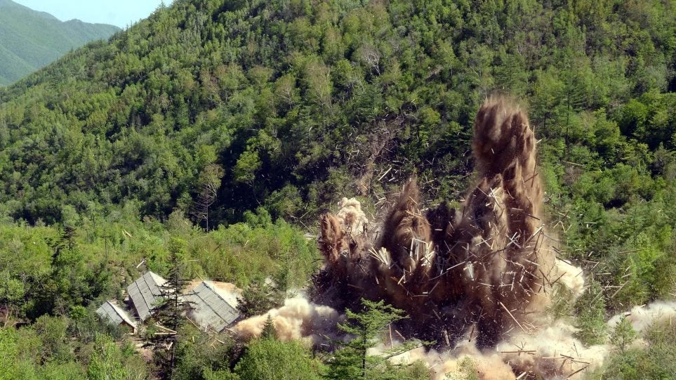 Δείτε την Βόρεια Κορέα να καταστρέφει πεδίο πυρηνικών δοκιμών (βίντεο) – Με κομμένη την ανάσα ο πλανήτης παρακολουθεί τη νέα σύγκρουση με τις ΗΠΑ